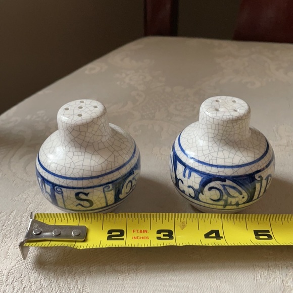 Rare Vintage Dedham Pottery rabbit themed salt and pepper shakers, no corks - Picture 10 of 11